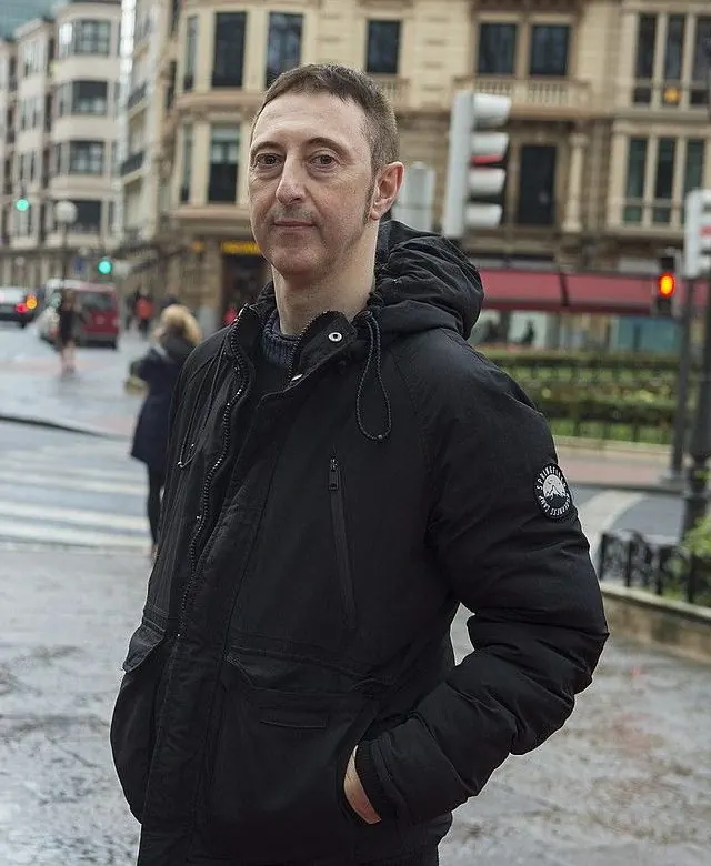 Jon Lezeaga, psicólogo, en una calle de Bilbao